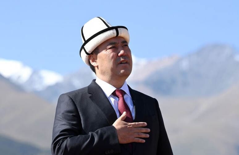 <p><b>“Yuz yildan keyin ham ozod bo‘lganimizni kuylaymizmi?” — Japarov madhiya qayta yozilishini izohladi</b></p>