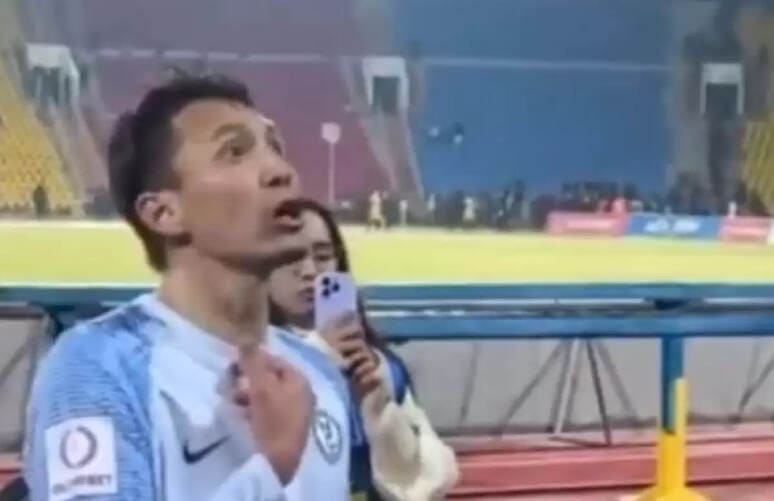<p><b>Qozog&lsquo;iston termasi sardori muxlislardan birini yakkama-yakka jangga chorladi (video)</b></p>