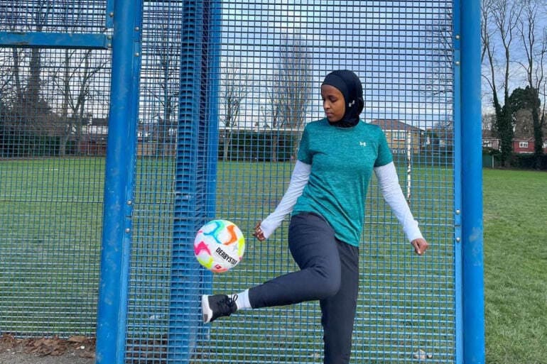 <p>Angliyada musulmon ayol futbolchi shorti kiyishdan bosh tortgani uchun maydonga kiritilmadi</p>