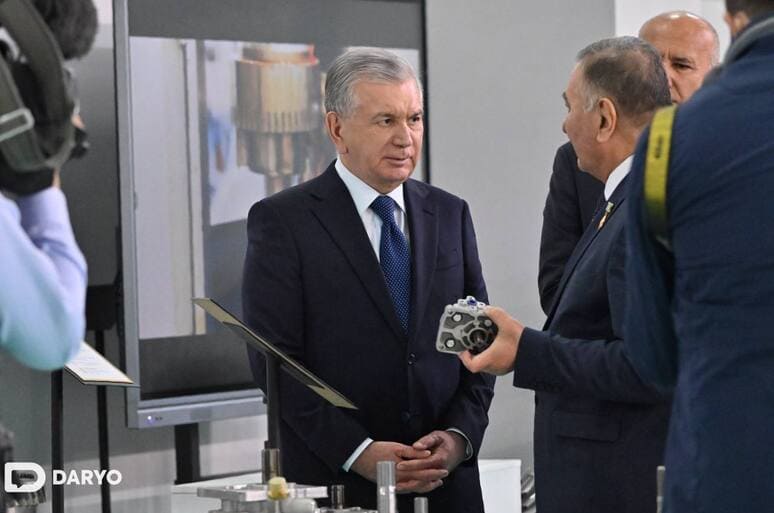 <p><b><strong>Prezident Navoiydagi sanoat korxonalarining mahsulotlari bilan tanishdi (foto)</strong></b></p>