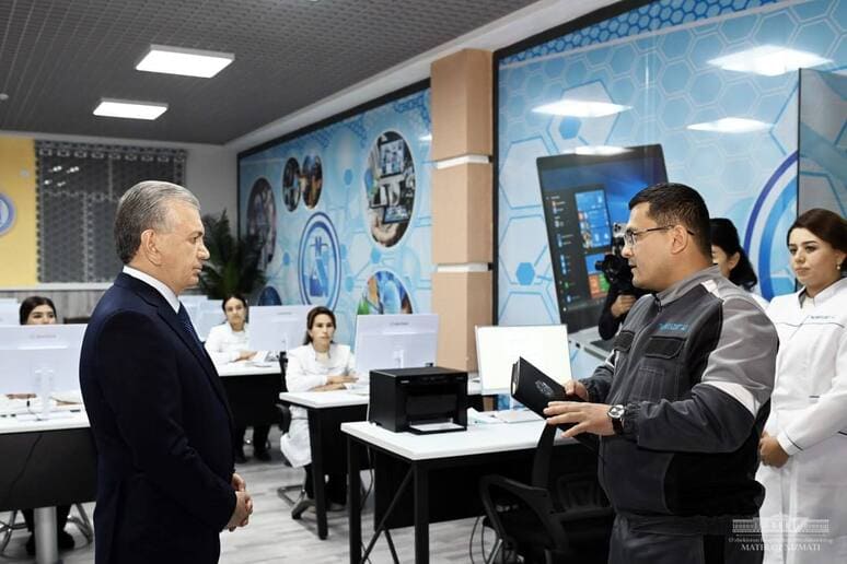 <p><b>Shavkat Mirziyoyev Navoiydagi politexnikumni borib ko&lsquo;rdi&nbsp;</b></p>