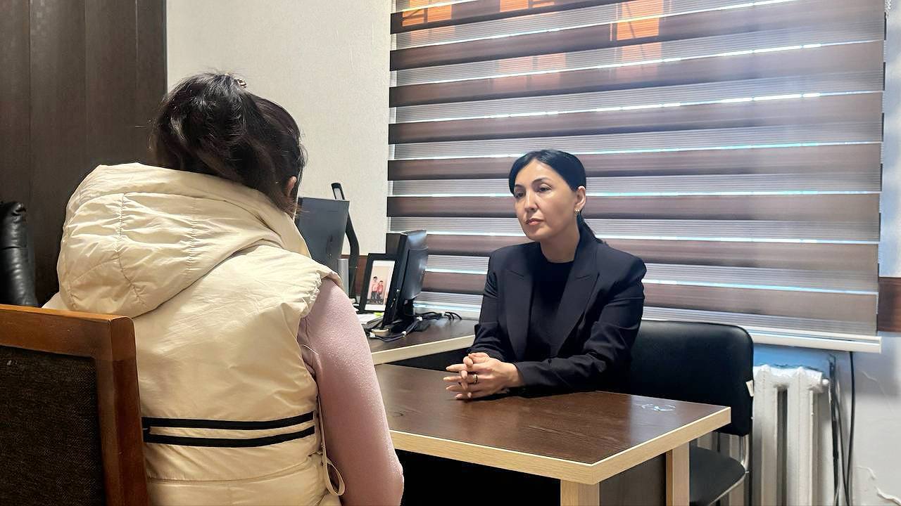 Lesbian porno massaji oddiy qizlarni yoldan ozdiradi Porno boy odamlar zavqlanishadi