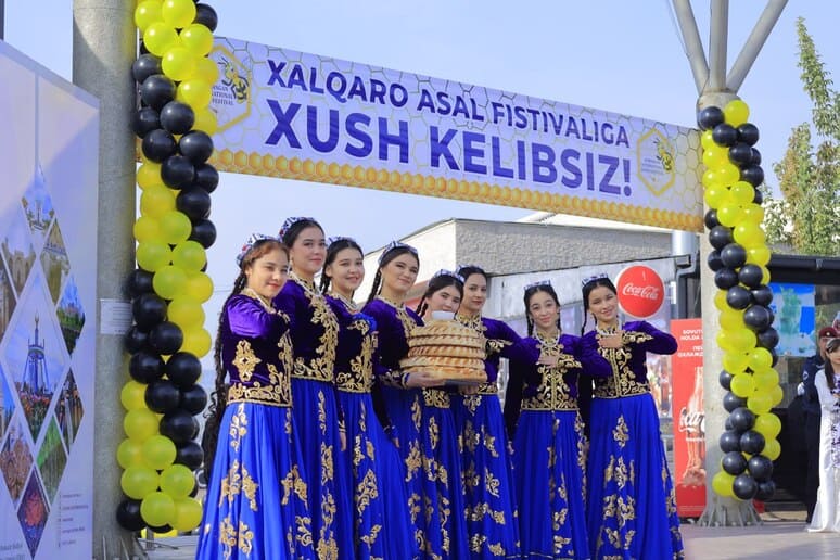 <p><b>Namanganda anʼanaviy xalqaro asal festivali boshlandi (video)&nbsp;</b></p>
