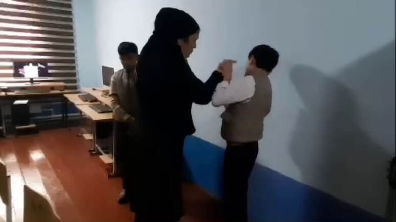 <p><b></b>Andijonda maktab direktori bolalarni kaltaklagani aytilmoqda. MMTB holat o‘rganilayotganligini bildirdi</p>