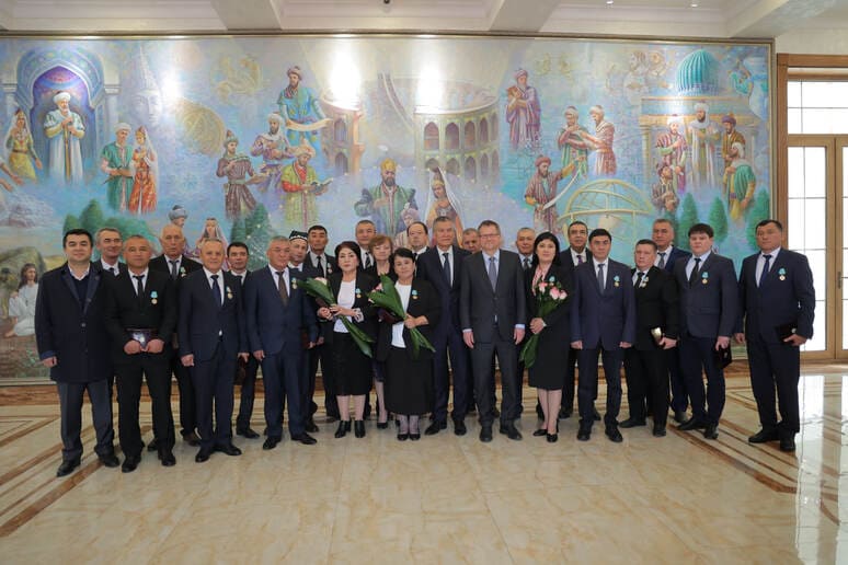 <p><b>Olmaliqda bayram shodiyonasi: Olmaliq kon-metallurgiya kombinati 75 yoshda </b></p>