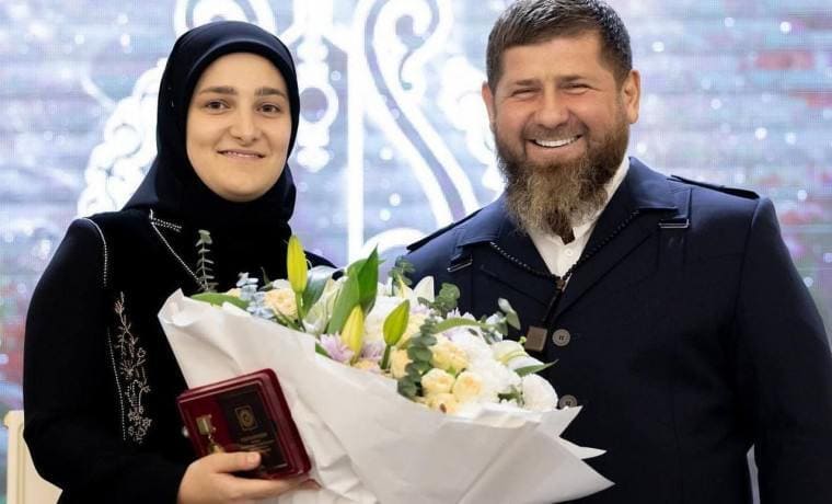 <p><b>Ramzan Qodirov qizini yana mukofotladi&nbsp;</b></p>