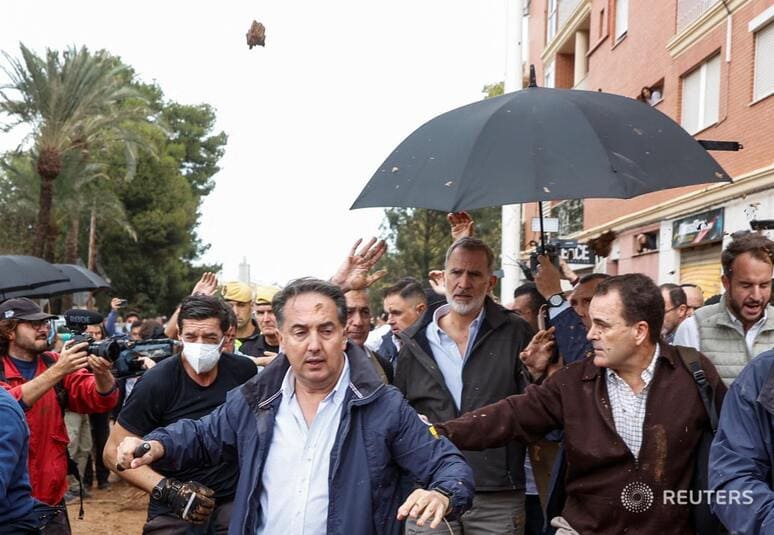 <p><b>Ispaniyada aholi qirol va qirolichaga loy uloqtirdi (video)</b></p>