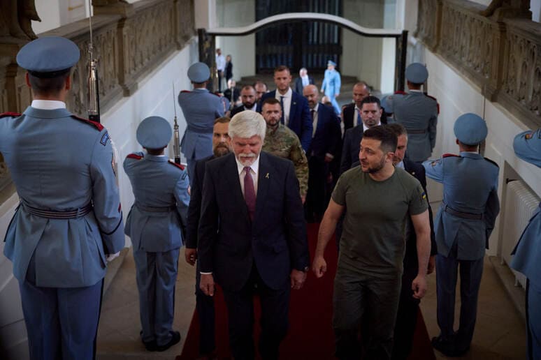 <p><b>Chexiya prezidenti 60 nafar fuqaroga Ukraina armiyasida xizmat qilishga ruxsat berdi</b></p>