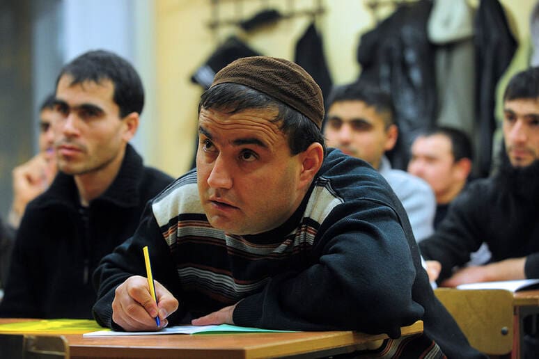 <p><b>Rossiyada migrantlar uchun imtihon narxlari belgilandi</b></p>