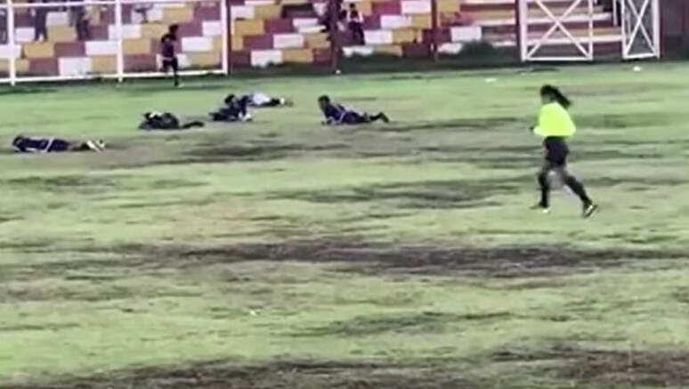 <p><b>Peruda futbolchini yashin urdi (video) </b></p>