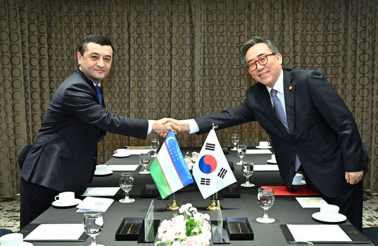<p>Uzbekistan, Korea discuss enhanced cooperation and regional stability in bilateral meeting<b> </b></p>
