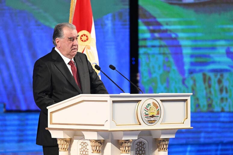 <p><b>Emomali Rahmon prezidentlik boshqaruvi tanlanganini tushuntirdi</b></p>