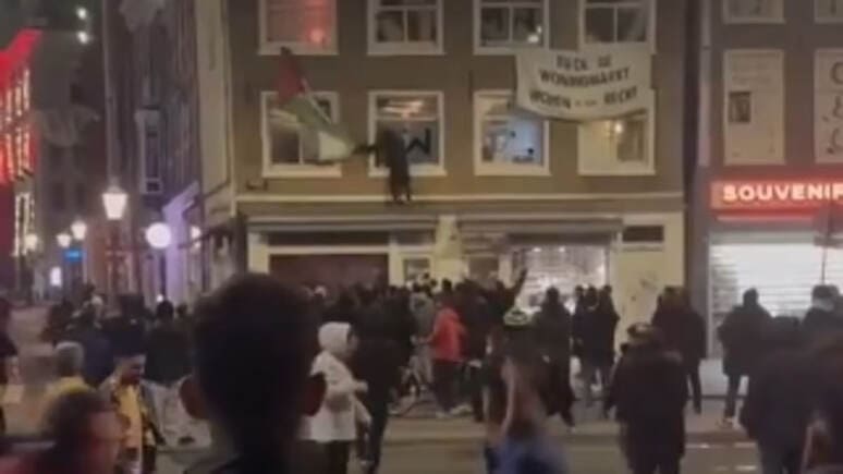 <p><b>Niderlandiyada isroillik futbol muxlislari do‘pposlandi (video)</b></p>