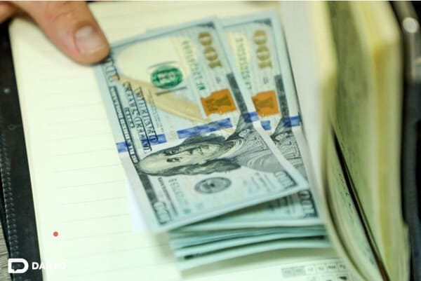 <p><b><strong>O‘zbekistonda dollar rasmiy kursi ko‘tarildi</strong></b></p>