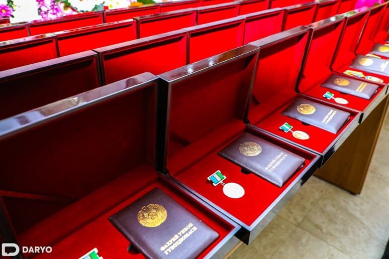<p><b>Prezident tibbiyot xodimlari kuni munosabati bilan soha vakillaridan bir guruhini mukofotladi </b></p>