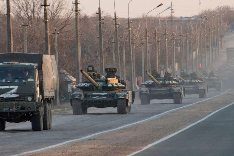 <p><b>Rossiya Kursk viloyatidagi hududlarini qaytarishga 50 ming harbiy to‘pladi — NYT </b></p>