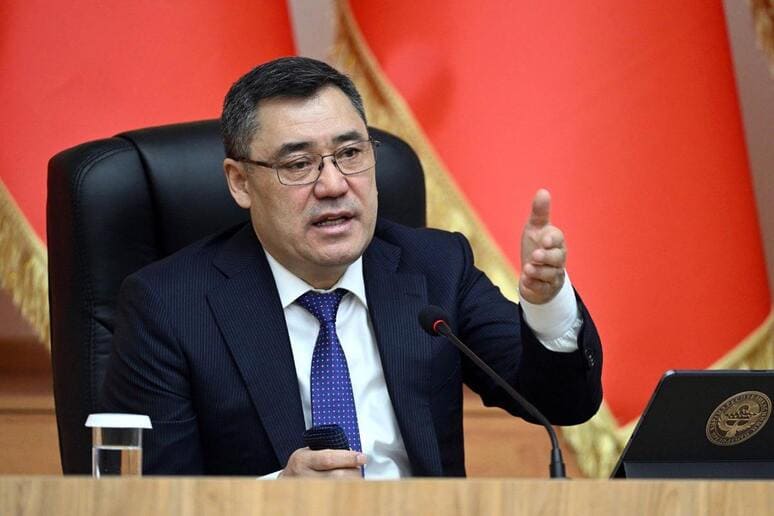 <p><b><strong>Sadir Japarov: &ldquo;Har bir qallobga javob bersam, mamlakatni botqoqdan qanday chiqaraman?&rdquo;</strong></b></p>