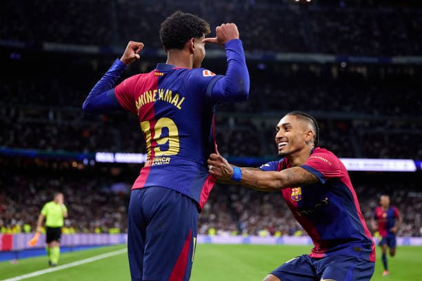 <p><b>“Barselona” futbolchisi Rafinya Yamalga 10 ming funtlik tilla iPhone sovg‘a qildi (foto) </b></p>