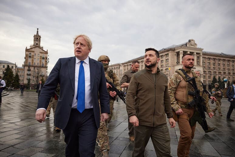 <p><b>AQSH harbiy yordamni to‘xtatsa, Britaniya Ukrainaga qo‘shinlarini yuborishi mumkin — Boris Jonson</b></p>