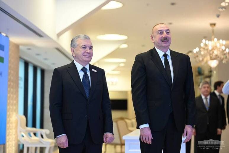 <p><b>Bokuda Shavkat Mirziyoyev va Ilhom Aliyev uchrashuv o‘tkazdi</b></p>