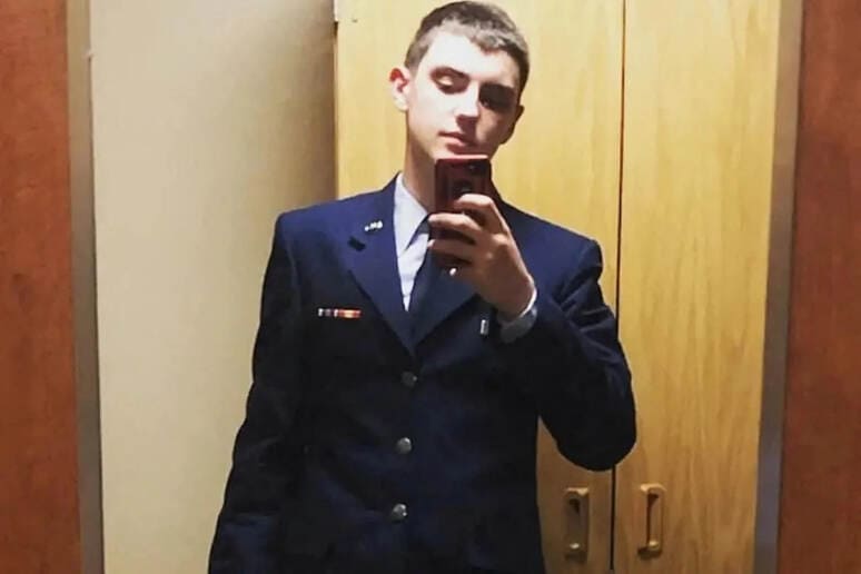 <p><b>Pentagon maxfiy hujjatlarini oshkor qilgan yigit 15 yilga qamaldi </b></p>