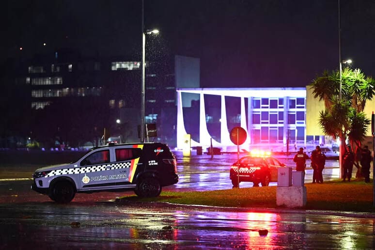 <p><b>Braziliyada erkak Oliy sud binosi yaqinida o‘zini portlatdi (video)</b></p>