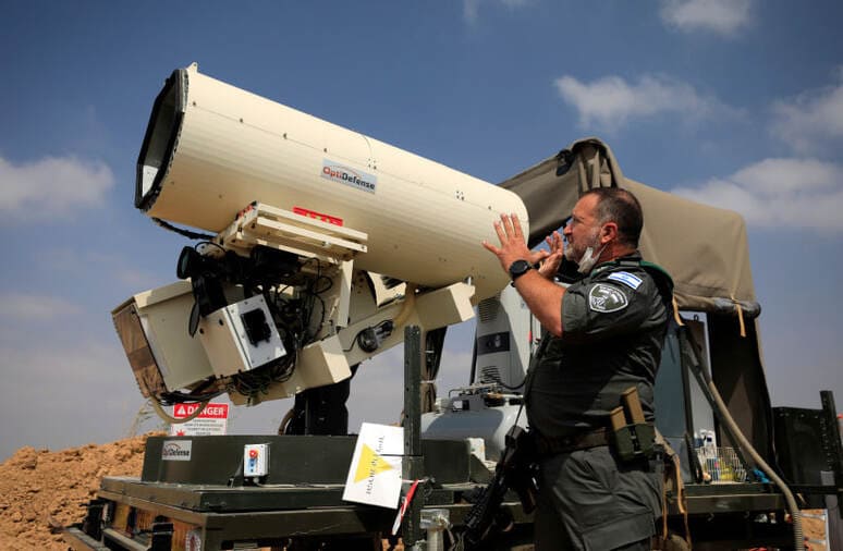 <p><b>Isroil HAMAS va &ldquo;Hizbulloh&rdquo; raketalarini lazer quroli bilan urib tushirmoqchi. Yangi tizim qanday ishlaydi?</b></p>