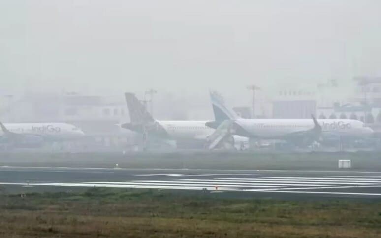 <p><b></b>Nyu-Dehli xalqaro aeroportida quyuq tutun tufayli 200 dan ortiq reys kechiktirildi</p>