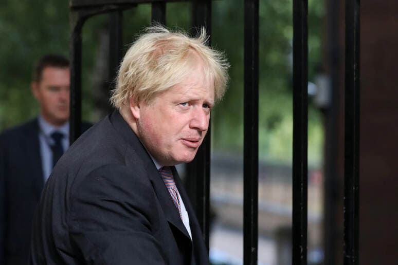 <p><b>London parlamentiga qilichlar bilan kelgan erkak Boris Jonsonni qidirdi</b></p>