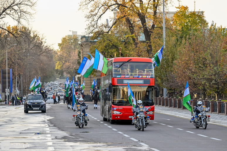 <p><b>Foto: Amir Temur xiyoboni bo‘ylab tashkil etilgan otlar paradi </b></p>