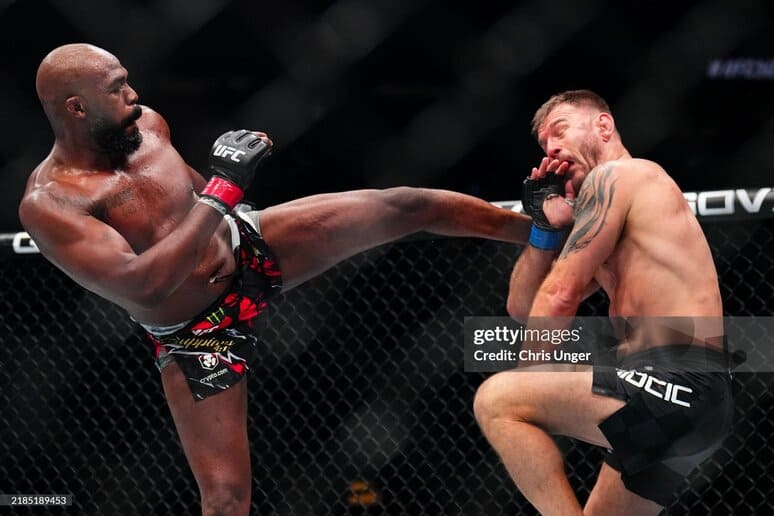 <p><b>UFC 309: Jon Jons uchinchi raundda Stipe Miochichni nokautga uchratdi </b></p>