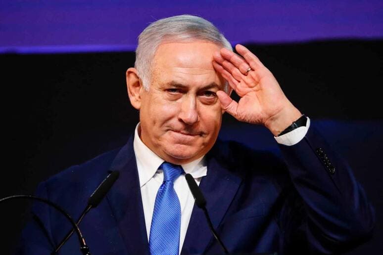 <p><b>Netanyaxu qarorgohiga signalli raketalar uchirildi&nbsp;</b></p>