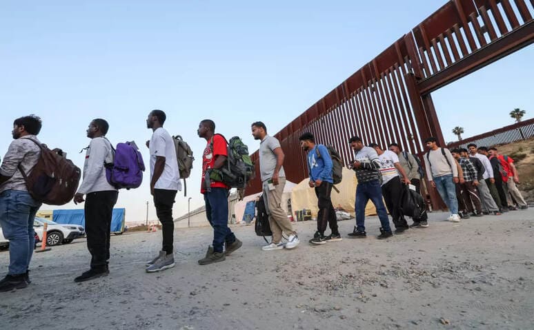 <p><b>Tramp ommaviy deportatsiyalarni amalga oshirish uchun harbiy kuch ishlatishga tayyorligini tasdiqladi</b></p>