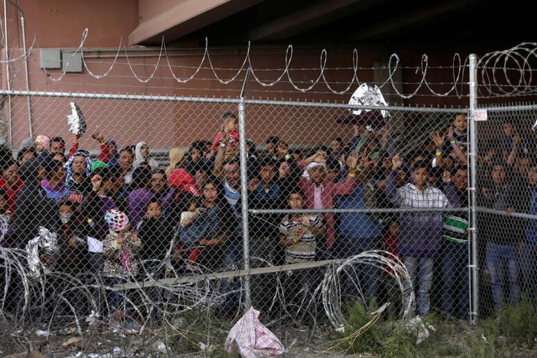 <p><b>Tramp migrantlarni deportatsiya qilish uchun armiyani jalb qiladi</b></p>