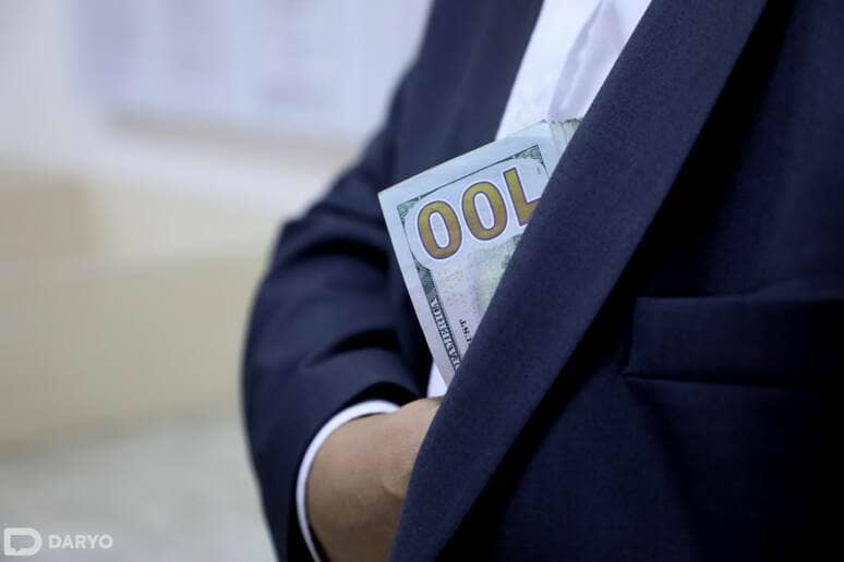 <p><b>Toshkentda uch kishidan 12 ming dollarni firibgarlik bilan olgan shaxs ushlandi</b></p>