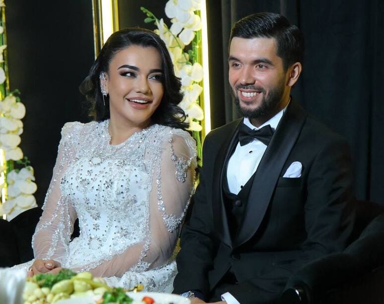 <p>Xonanda Ruxshona ikki farzandi bilan uylanmagan yigitga turmushga chiqqani haqida so‘zlab berdi<b> </b></p>