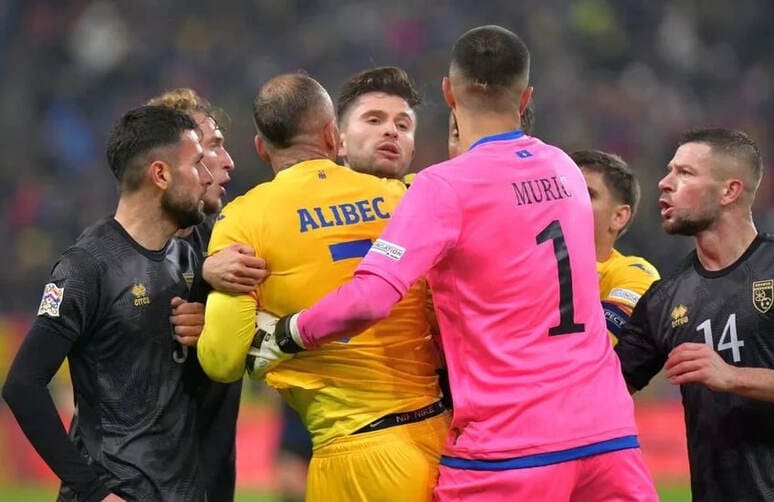 <p><b>UEFA o‘yinni yakuniga yetkazmay maydonni tark etgan Kosovo jamoasiga texnik mag‘lubiyat yozdi, Ruminiya esa jarimaga tortildi </b></p>