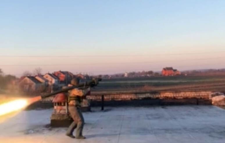 <p><b>Ukrainada harbiy ayollar Rossiya raketasini urib tushirdi (video)</b></p>