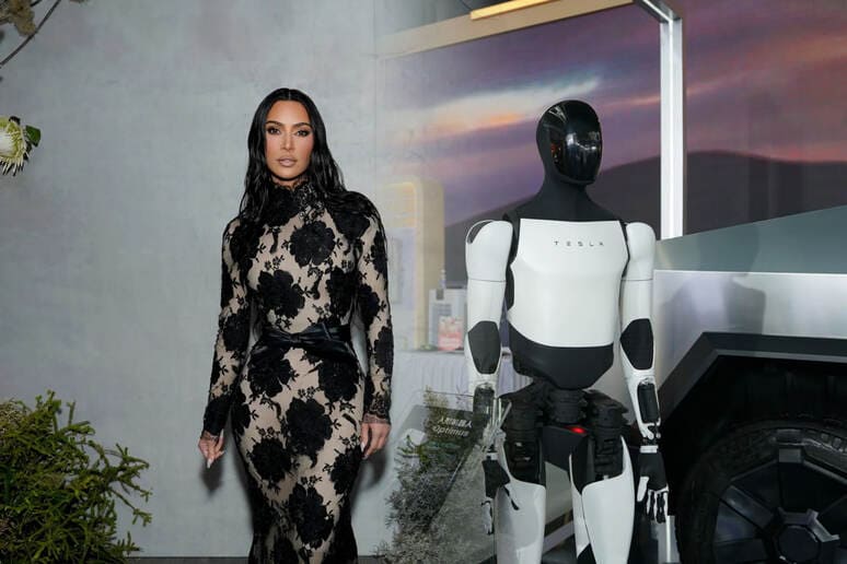 <p><strong>Ovqat va choy olib keladi, kuylaydi, o‘ynaydi: Kim Kardashyan Tesla’ning odamsimon robotini xarid qildi (video)</strong><b> </b></p>