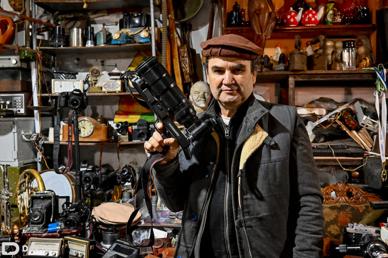 <p><b><strong>“Agar imkon bo‘lganida antikvar buyumlar muzeyini ochardim” — Yangiobod bozorida sotuvchilik qiladigan sobiq fotosuratchi (foto)</strong></b></p>