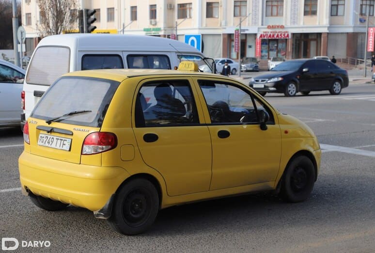 <p><b></b><strong>Taqiqlangan joyda to‘xtagan taksichilar ham jarimaga tortiladimi? Ochiq qolayotgan savollar</strong></p>