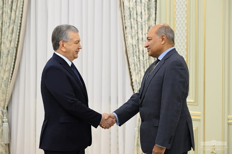 <p><b><strong>Shavkat Mirziyoyev Suma Chakrabarti bilan O&lsquo;zbekistonning JSTga aʼzo bo&lsquo;lish jarayonidagi keyingi qadamlarni muhokama qildi</strong></b></p>