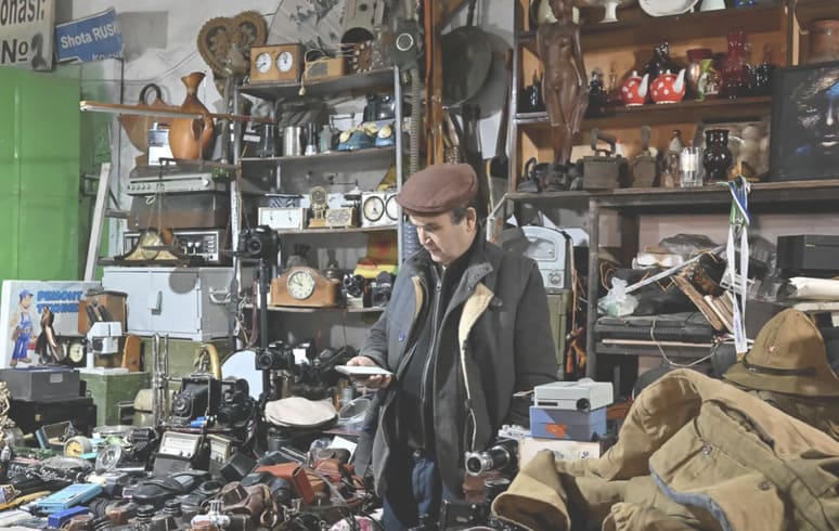 "If I could, I would open a museum of antiques," - former photographer turns antiques seller in Uzbekistan