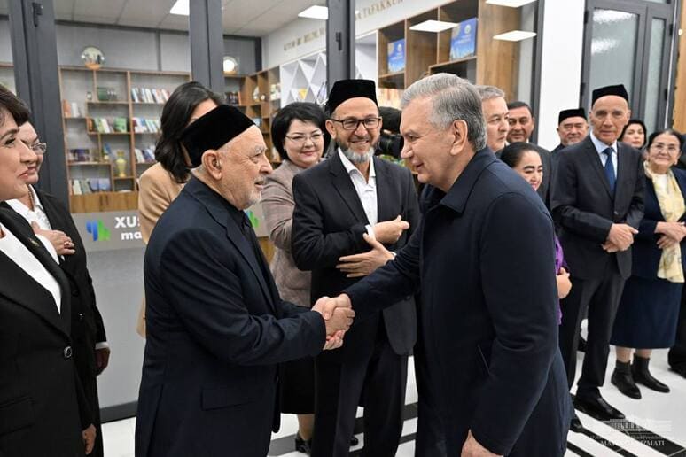 <p><b>Shavkat Mirziyoyev Yangihayot tumanidagi “Xushnud” mahallasida bo‘lib, aholi hayoti, hududdagi o‘zgarishlar bilan tanishdi</b></p>