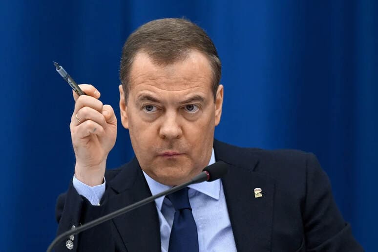 <p><b><strong>Medvedev yadroviy qurol texnologiyasini “AQSH dushmanlariga” berishni taklif qildi</strong></b></p>