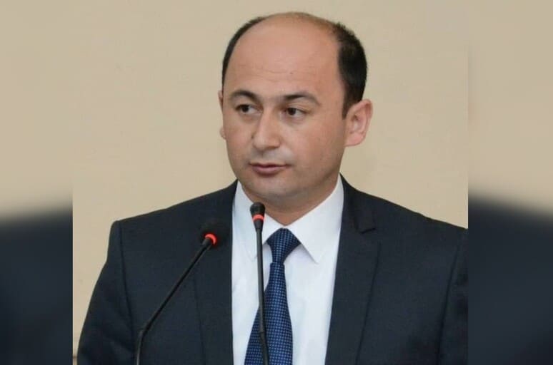 <p><b>Bosh vazir yordamchisi va uning akasi ishdan olindi</b></p>