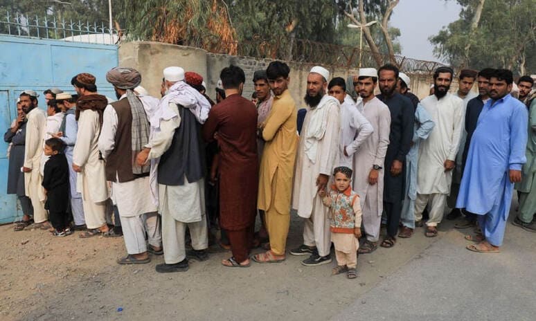 <p><b>Erondagi afg‘on muhojirlari qonuniy hujjatlari bo‘lsa-da, hibsga olinib, deportatsiya qilinmoqda</b></p>