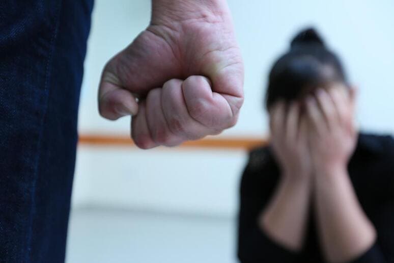 <p><b>O‘zbekistonda oilaviy zo‘ravonlik bo‘yicha 10 oyda javobgarlikka tortilganlar soni ma’lum qilindi</b></p>