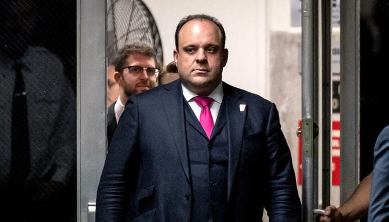 <p><b>Trampning maslahatchisi pora talab qildi &mdash; WP</b></p>