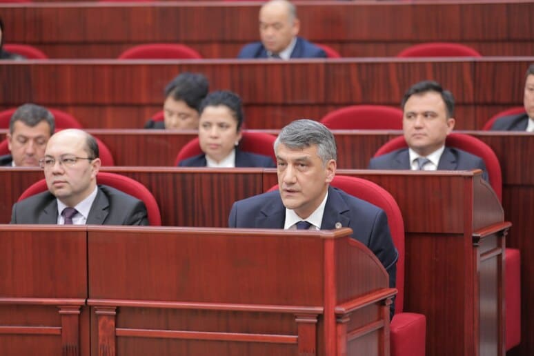 <p><b>“Yaxshi bilim bermayotgan o‘qituvchi kam oylik olib, tizimdan chiqib ketishiga ham rozimiz” — Alisher Qodirov</b></p>